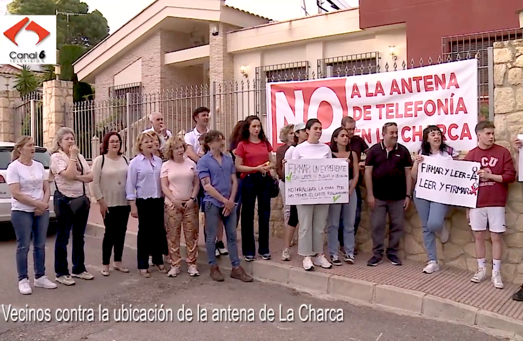 Los vecinos de La Charca protestan ante el levantamiento de la torre para la antena de Telefona mvil 